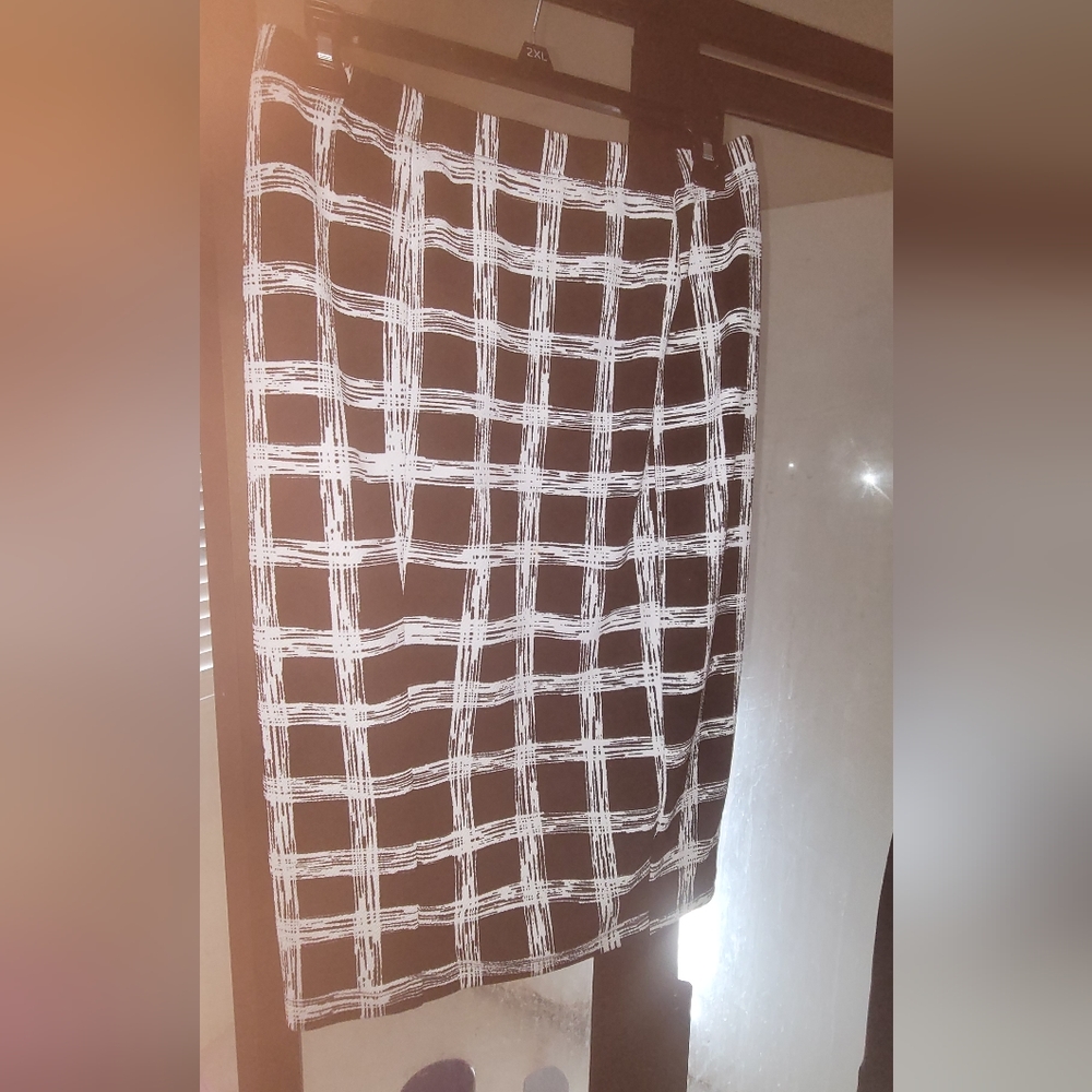Cute skirt for work or hanging out!